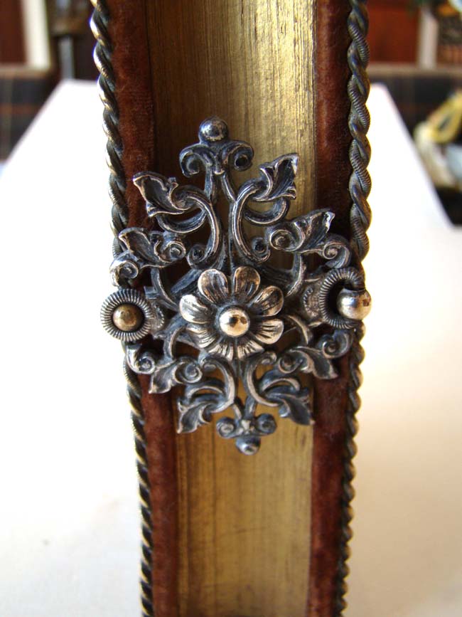A rare Velvet covered Silver mounted BOOK of COMMON PRAYER published in Philadelphia in 1846 by J.B. Lippincott. — image 5